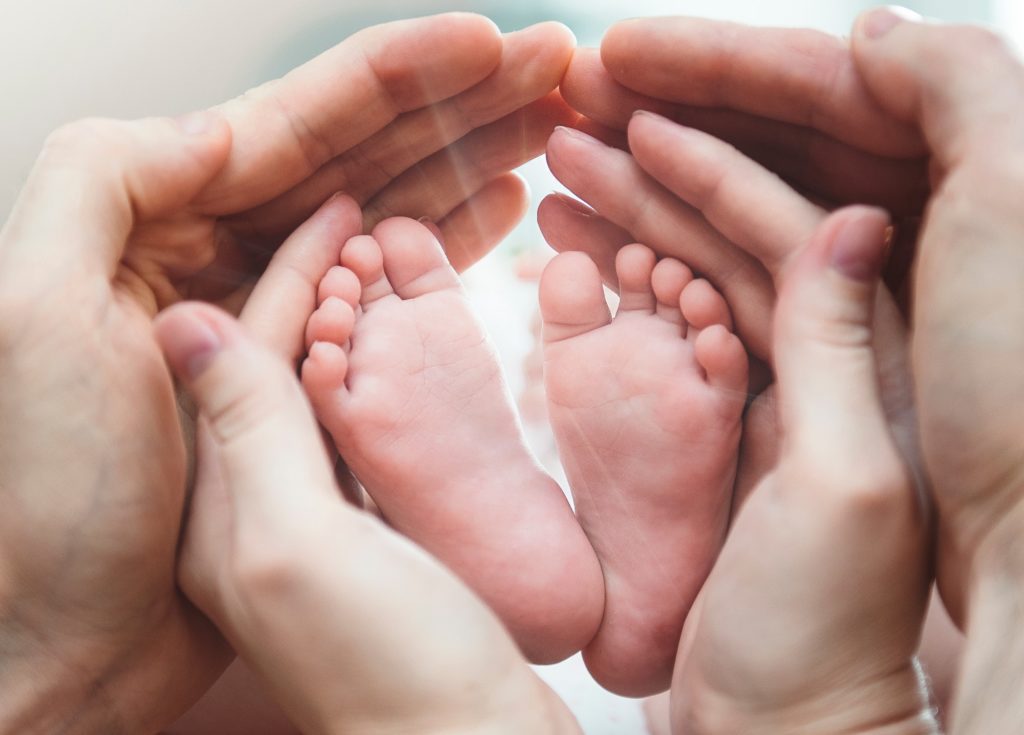 Baby feet in the parent hands